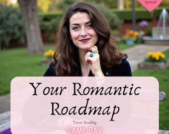 以下が含まれることがあります： 長い茶色の髪の女性が、「Your Romantic Roadmap Tarot Reading SAME DAY」と書かれたピンクと白の看板の前に座っています。看板は、紫色の布と4枚のタロットカードが置かれた木製のテーブルの上に置かれています。画像の右上隅には、「10 Card Spread」というテキストが書かれたピンクのハートがあります。
