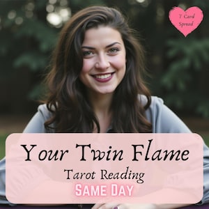 Puede incluir: Una mujer con el pelo largo y castaño sonríe a la cámara. El texto "Your Twin Flame Tarot Reading SAME DAY" está sobre un fondo rosa.