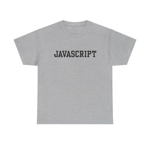 Può includere: Una maglietta grigio melange con la scritta "JAVASCRIPT" stampata in nero al centro. La maglietta ha un girocollo e maniche corte, perfetta per l'uso quotidiano. Il tessuto sembra morbido.