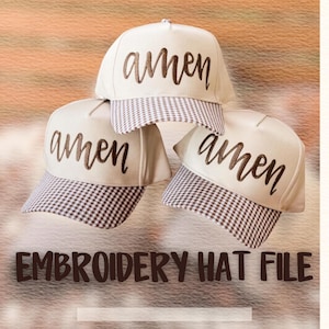 Könnte beinhalten: Drei cremefarbene Baseballkappen mit dem Wort "amen" in brauner Schrift gestickt. Die Krempen haben ein braun-weißes Vichy-Muster. Der Text "EMBROIDERY HAT FILE" wird unter den Kappen angezeigt.