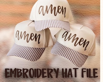 Puede incluir: Tres gorras de béisbol color crema con la palabra "amen" bordada en escritura marrón. Las viseras presentan un patrón de cuadros marrones y blancos. El texto "EMBROIDERY HAT FILE" se muestra debajo de las gorras.