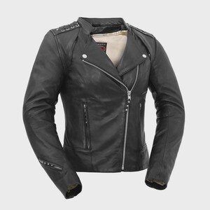 Peut inclure: Veste en cuir noir avec fermeture éclair asymétrique, détails argentés et poches zippées. La veste de style motard présente des coutures décoratives sur les épaules et les manches.