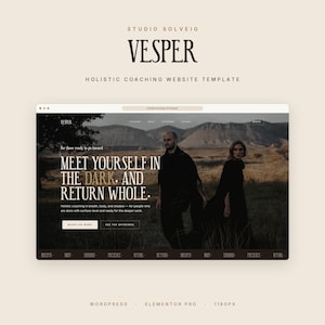Peut inclure: Un modèle de site web intitulé Vesper par Studio Solveig pour le coaching holistique. Le design présente un arrière-plan paysager sombre et mélancolique avec deux silhouettes, une typographie serif et le texte : Meet yourself in the dark, and return whole.