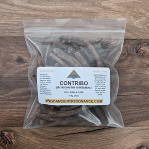 Puede incluir: Una bolsa de plástico transparente llena de raíces secas de Contribo (Aristolochia trilobatas). La bolsa tiene una etiqueta blanca con texto, incluyendo "100% Raw & Pure" e instrucciones. La bolsa contiene 113g (4oz) del producto.
