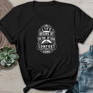 A vida começa no fim da sua zona de conforto Camiseta com citação motivacional e camiseta vintage com montanhas