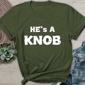 Camiseta Ele é um botão Camiseta do primeiro-ministro da Austrália Ocidental Roger Cook Anti Trump Vance FDT Resista ao fascismo Humor político