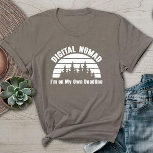Digital Nomad Jag är på egen hand Deadline-tröja Frihet Resa Liv T-shirt Brown Savana
