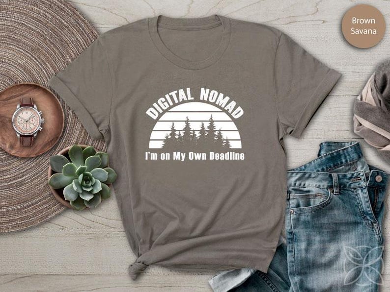 Digital Nomad Jag är på egen hand Deadline-tröja Frihet Resa Liv T-shirt Brown Savana