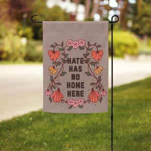 Hate Has kein Zuhause hier Garten Flagge widerstehen Hof Schild Banner Black Lives Matter Vielfalt Freundlichkeit Frieden Gleichheit Liebe Inklusion Hoffnung