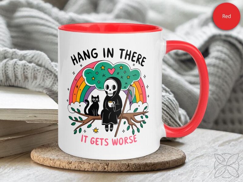Pu&ograve; includere: Tazza da caff&egrave; in ceramica bianca con bordo e manico rossi. La tazza presenta un'immagine di cartone animato della Morte seduta su un ramo con un gatto nero. Il testo sulla tazza recita "Hang in there it gets worse".