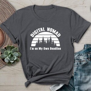 Digital Nomad Jag är på egen hand Deadline-tröja Frihet Resa Liv T-shirt Charcoal