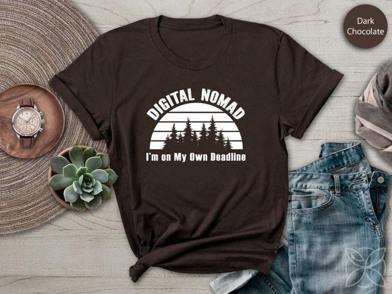 Digital Nomad Jag är på egen hand Deadline-tröja Frihet Resa Liv T-shirt Dark Chocolate