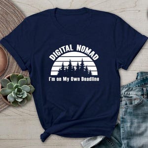 Digital Nomad Jag är på egen hand Deadline-tröja Frihet Resa Liv T-shirt Navy