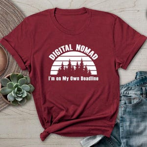 Digital Nomad Jag är på egen hand Deadline-tröja Frihet Resa Liv T-shirt Maroon