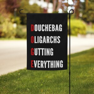 Puede incluir: Bandera de jardín negra con texto blanco que dice "DOUCHEBAG OLIGARCHS GUTTING EVERYTHING". Las letras "D.O.G.E." están en rojo.