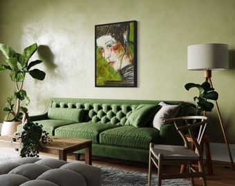 Op de afbeelding: Een ingelijst schilderij van een portret van een persoon met groene, zwarte en witte verf. De persoon kijkt naar beneden en naar links. Het schilderij hangt aan een groene muur in een woonkamer.