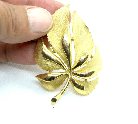 Crown Trifari Brooch - image 7