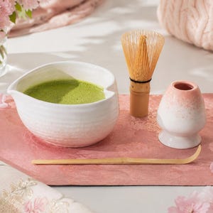 手作りのハート型抹茶碗セット - ピンクのグラデーションが美しい陶器の茶碗、注ぎ口、茶筅、茶杓付き：日本の茶道