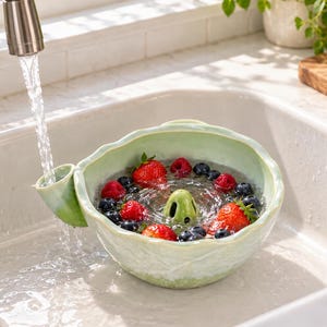 Ciotola per frutti di bosco in ceramica fatta a mano, scolapasta con beccuccio laterale, 3 forchette da frutta e base in silicone.