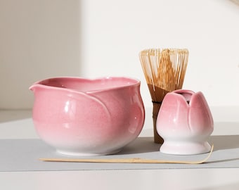 Set per la cerimonia del tè Matcha con fiori rosa fatto a mano: ciotola, frusta, supporto