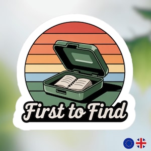 Könnte beinhalten: Ein grüner Vintage-Koffer mit einem Buch darin. Der Koffer ist geöffnet und das Buch ist sichtbar. Der Hintergrund ist ein Retro-Sonnenuntergang mit orangefarbenen, gelben und blauen Streifen. Der Text "First to Find" ist in einer Retro-Schrift unter dem Koffer geschrieben.