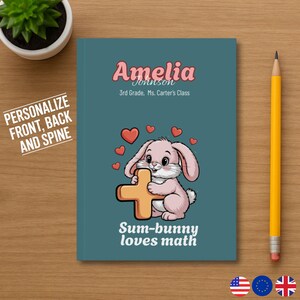 Può includere: Un quaderno verde acqua con il nome "Amelia Johnson" e "3rd Grade, Ms. Carter's Class" stampati sulla copertina. È presente un coniglio dei cartoni animati che tiene un segno più, con il testo "Sum-bunny loves math".