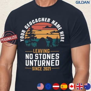 ジオキャッシングTシャツ：Leaving No Stones Unturned（石を残さずに、あらゆる手段を尽くす）ジオキャッチャーのためのカスタムアドベンチャーTシャツ。カスタマイズ可能なジオキャッチャーギフト。デザインTSC1