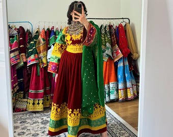 Röd och grön afghansk nikkahklänning till bruden