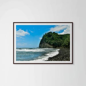 Fotografia artistica di Big Island Hawaii Rocky Beach - Stampa artistica da parete con paesaggio costiero tropicale - Onde dell'oceano e scogliere verdi e lussureggianti