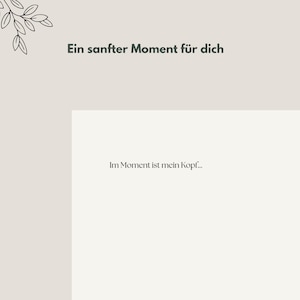 Op de afbeelding: Lichtbeige achtergrond met de tekst "Ein sanfter Moment f&uuml;r dich" en "Im Moment ist mein Kopf..." in donkergrijs. Een kleine bloemenillustratie staat in de linkerbovenhoek. De afbeelding heeft een minimalistisch ontwerp.