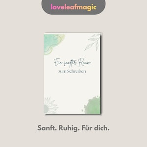 Op de afbeelding: Een witte kaart met de tekst "Ein sanfter Raum zum Schreiben" en aquarelaccenten in groen en blauw. De onderkant van de kaart luidt "Sanft. Ruhig. F&uuml;r dich."