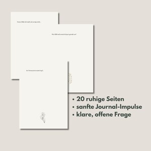 Op de afbeelding: Een stapel van drie witte journaalpagina's met tekst en botanische illustraties. De rechter benedenhoek van de afbeelding heeft de tekst: "20 rustige pagina's, zachte journaalimpulsen, duidelijke, open vragen."
