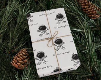 Rolig motiverande presentinslagning | Presentpapper med texten "You Jävla Rock"