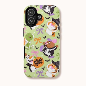 Puede incluir: Una funda de teléfono verde con un patrón repetido de personajes de dibujos animados de Halloween. El diseño incluye una momia, un tigre con sombrero de bruja, un ratón con disfraz de esqueleto y Olaf sosteniendo una calabaza con la palabra "BOO!". Los lazos rosas y los murciélagos completan el look festivo.