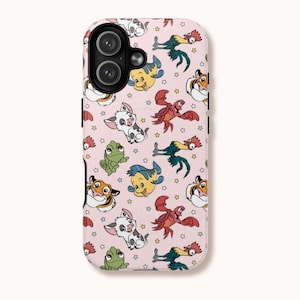Puede incluir: Funda de teléfono rosa claro con un patrón repetido de personajes de dibujos animados, incluyendo un cerdo, un pez, una rana, un tigre y un gallo. La funda tiene un recorte para cámara de doble lente.