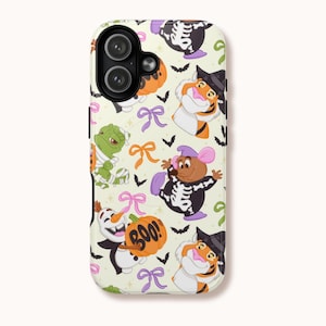 Puede incluir: Funda de teléfono con un patrón repetitivo de personajes de dibujos animados de Halloween. El diseño incluye una momia, un tigre con sombrero de bruja, un ratón con disfraz de esqueleto, un muñeco de nieve con una calabaza con el texto "BOO!" y murciélagos, lazos y calabazas.