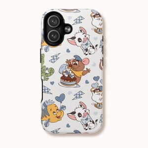 Peut inclure: Coque de téléphone blanche avec un motif répété de personnages de dessins animés, dont une souris avec un chapeau de chef, une vache et un poisson jaune. L'étui comporte également des cœurs bleus et des éclairs.