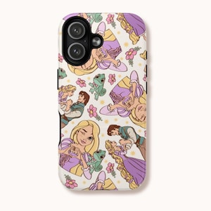 Puede incluir: Una funda de teléfono blanca con un patrón repetido de personajes de dibujos animados. El diseño incluye una mujer con pelo largo y rubio con un vestido morado, un hombre con una chaqueta marrón, una rana verde y flores rosas. La funda tiene un recorte negro para la cámara.