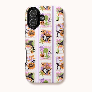 Puede incluir: Una funda de teléfono blanca con un patrón repetido de personajes de dibujos animados de Halloween. El diseño incluye un muñeco de nieve, una bruja, un esqueleto y un dinosaurio, junto con calabazas y la palabra "BOO!" en naranja.