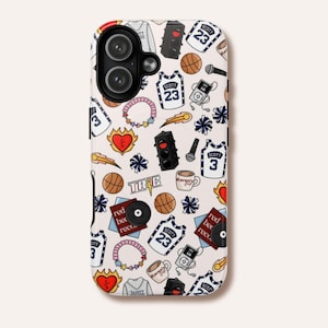 以下が含まれることがあります： 明るい背景のスマートフォンケースで、背番号23のバスケットボールジャージ、バスケットボール、信号機、マイク、音楽プレーヤー、ポンポン、Karen'sと書かれたコーヒーマグ、炎に包まれた赤いハートが繰り返されるパターンがデザインされています。