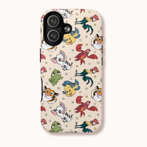Puede incluir: Una funda de teléfono con un patrón repetido de personajes de dibujos animados, incluyendo un cerdo, un pez, un loro, una rana y un tigre. La funda tiene un fondo color crema con pequeñas formas de estrella. Las lentes de la cámara del teléfono son visibles en la parte superior.