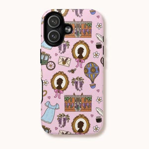 Op de afbeelding: Een roze telefoonhoesje met een herhaald patroon van illustraties. Het ontwerp bevat silhouetten in sierlijke frames, gebouwen, een luchtballon, een paardenkoets en bloemelementen. De hoes heeft een glanzende afwerking.