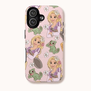 Puede incluir: Una funda de teléfono rosa con un patrón repetido de una princesa de dibujos animados con pelo largo y rubio, un camaleón verde y flores blancas. La princesa lleva un vestido morado y sostiene una sartén. La funda tiene una lente de cámara negra.