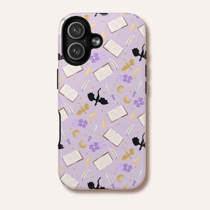 Op de afbeelding: Een lichtpaarse telefoonhoes met een herhalend patroon van open boeken, zwarte en gouden draaksilhouetten, witte veren, zilveren zwaarden met paarse gevesten, gele maansikkels en kleine paarse bloemen over het gehele oppervlak.