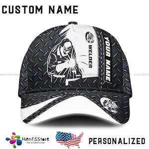 Puede incluir: Una gorra de béisbol negra y blanca con un gráfico de soldador y el texto "WELDER" y "YOUR NAME". La gorra tiene un patrón de diamante y una visera blanca.