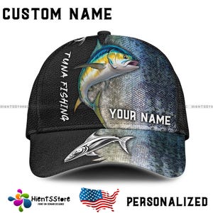 Może przedstawiać: Czarna czapka bejsbolówka z niebiesko-białym wzorem przedstawiającym tuńczyka. Na czapce widnieje napis "Tuna Fishing" i "Your Name".