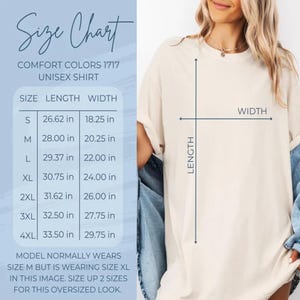 Puede incluir: Camiseta unisex Comfort Colors 1717 de color crema. La imagen incluye una tabla de tallas con medidas en pulgadas para las tallas S a 4XL. La modelo lleva una camisa XL. La tabla muestra las medidas de largo y ancho.