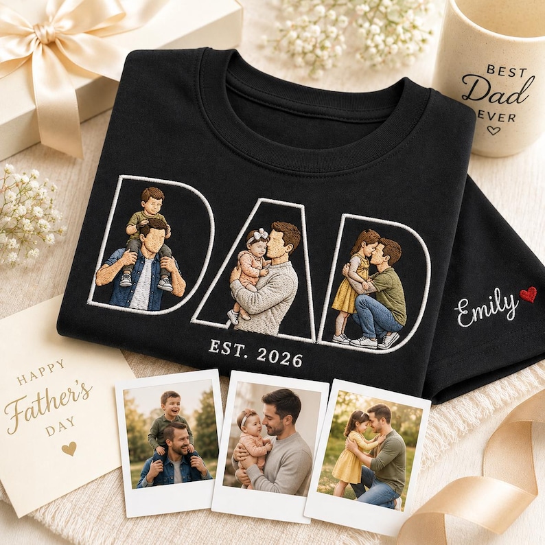 Puede incluir: Camiseta negra de cuello redondo con la palabra "DAD" en blanco, con im&aacute;genes bordadas de un padre con sus hijos. La camiseta incluye el texto "EST. 2026" y "Emily" con un coraz&oacute;n. Tambi&eacute;n hay una tarjeta de "Happy Father's Day" y fotos.