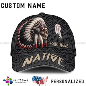 Puede incluir: Una gorra de béisbol negra con un diseño de tocado nativo americano. El tocado es de color rojo, blanco y marrón. La gorra tiene un patrón geométrico en blanco y negro y el texto "NATIVE" y "YOUR NAME" en blanco.