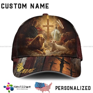 Puede incluir: Gorra de béisbol personalizada con temática religiosa. La gorra presenta un león, un cordero, una cruz y Jesús. La visera tiene el texto "YOUR NAME" y la parte superior tiene el texto "CUSTOM NAME". La gorra está personalizada y tiene el texto "PERSONALIZED".